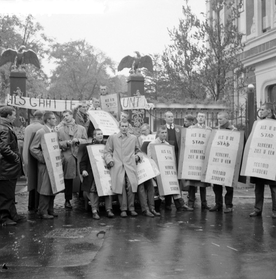 Studenten protesteren tegen wetsontwerp van Minister Cals studenten met protestb, Bestanddeelnr 911-6788