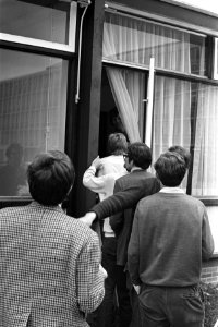 Studenten bij een open raam voor een bijeenkomst met Gerard van der Wal, voorzit, Bestanddeelnr 922-5413