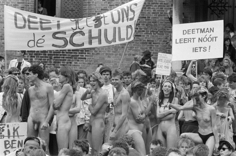 Studenten demonstreren op Binnenhof tegen bezuinigingen i onderwijs (o.a. studie, Bestanddeelnr 934-2684