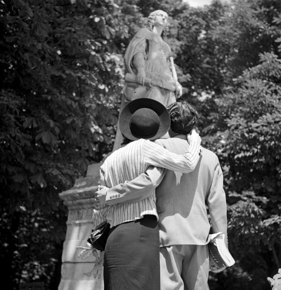 Studenten in de zon, in het park Jardin du Luxembourg, Bestanddeelnr 254-2123