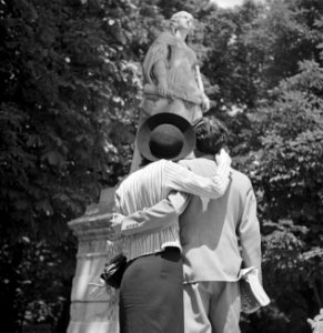 Studenten in de zon, in het park Jardin du Luxembourg, Bestanddeelnr 254-2123