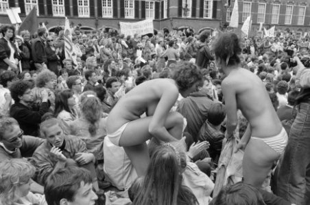 Studenten demonstreren op Binnenhof tegen bezuinigingen i onderwijs (o.a. studie, Bestanddeelnr 934-2683