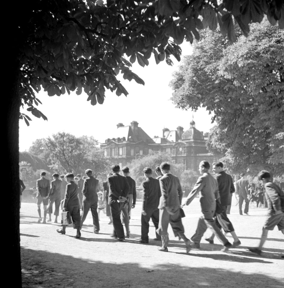 Studenten in de Jardin du Luxembourg, Bestanddeelnr 254-2137