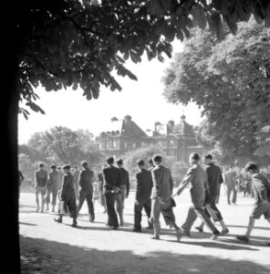 Studenten in de Jardin du Luxembourg, Bestanddeelnr 254-2137