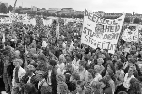 Studenten demonstreren op Binnenhof tegen bezuinigingen i onderwijs (o.a. studie, Bestanddeelnr 934-2687