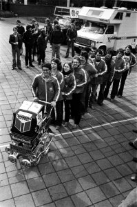 Studenten HTS Amsterdam proberen wereldrecord kinderwagen lopen te verbeteren, Bestanddeelnr 929-6393