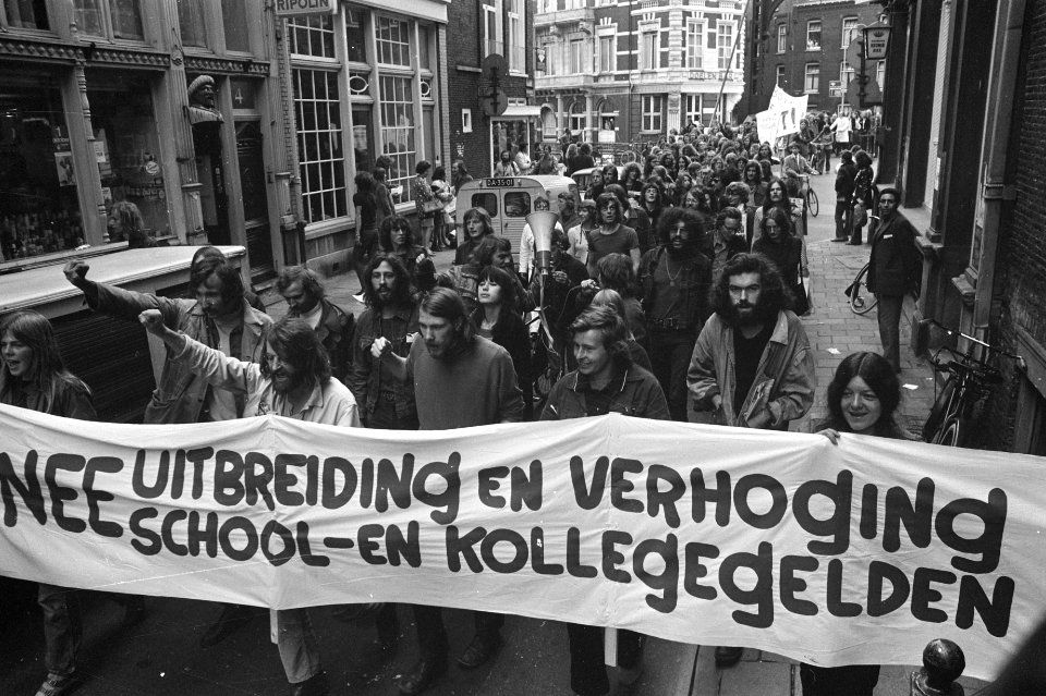 Studenten demonstreren in Amsterdam tegen duizend gulden collegegeld, Bestanddeelnr 925-8355