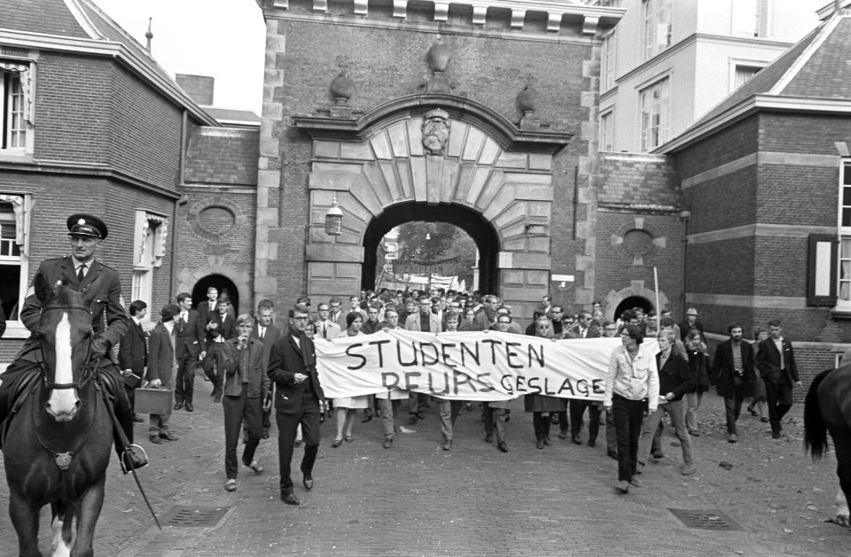 Studenten arriveren met spandoeken op het Haagse Binnenhof, Bestanddeelnr 919-6084