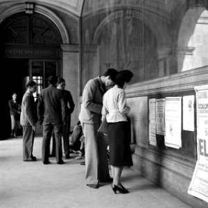 Studenten bij een wand met mededelingen, Bestanddeelnr 254-2098