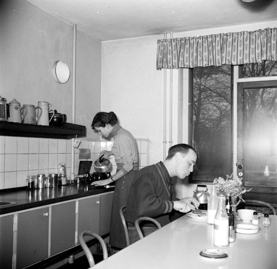 Studenten aan het ontbijt in de keuken van het studentenhuis, Bestanddeelnr 252-8930