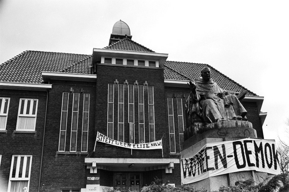 Studenten Nijmeegse Universiteit bezetten aula uit protes tegen beleid van minis, Bestanddeelnr 930-7556