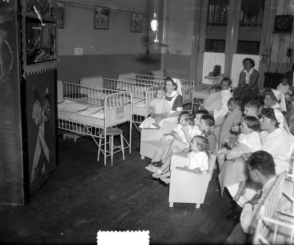 Studenten poppenkast in Emma Kinderziekenhuis, Bestanddeelnr 905-1743