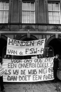 Studenten met spandoek op Binnenhof in verband met moeilijkheden met prof Daudt, Bestanddeelnr 927-0188