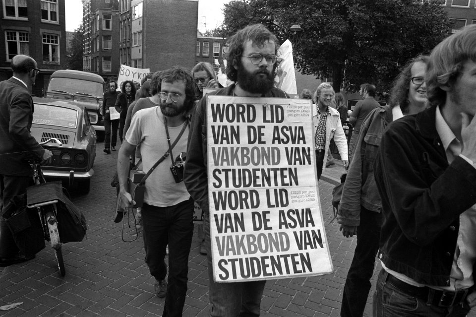 Studenten demonstreren in Amsterdam tegen duizend gulden collegegeld, Bestanddeelnr 925-8356