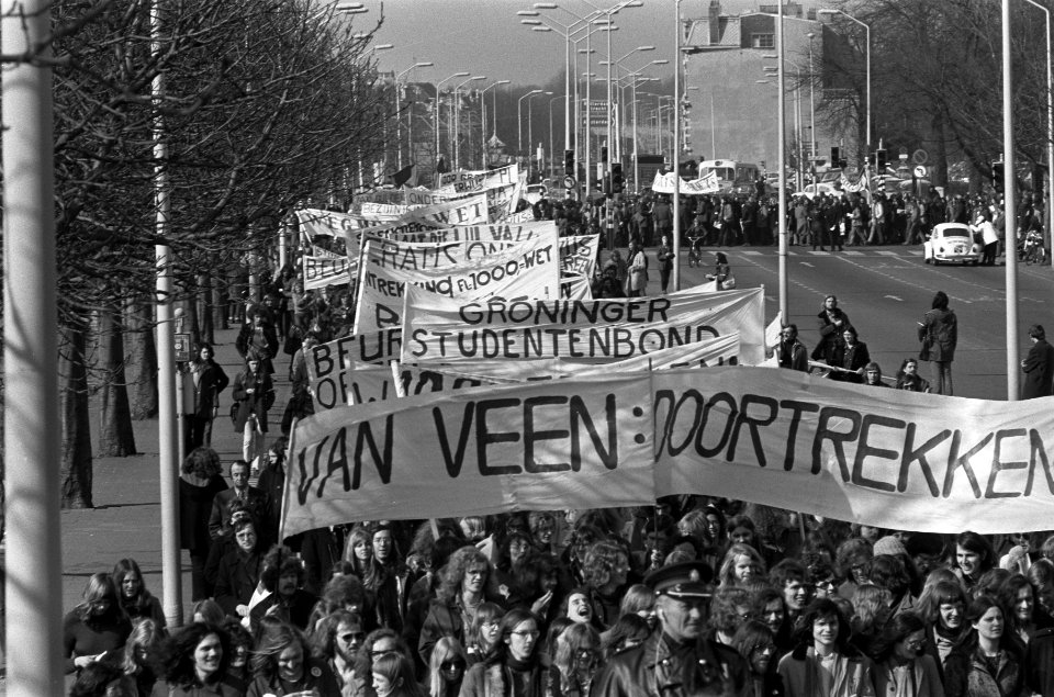 Studenten demonstreren tegen duizend gulden wet, demonstranten bij vertrek Malie, Bestanddeelnr 926-2824