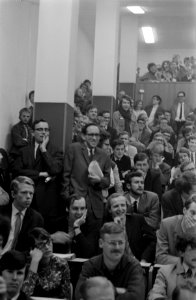 Studenten discussieren in zaal van het provisorium van de Vrije Universiteit te , Bestanddeelnr 922-3914