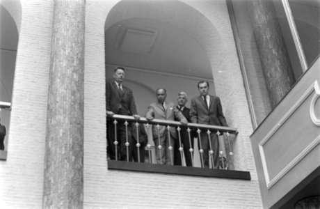 Studenten bezetten Maagdenhuis te Amsterdam prof. Belinfante op de balustrade, Bestanddeelnr 922-4060