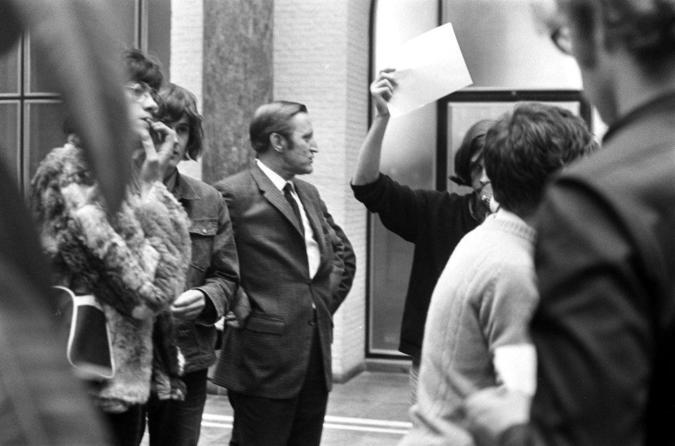 Studenten bezetten Maagdenhuis te Amsterdam prof. Belinfante op de balustrade, Bestanddeelnr 922-4059