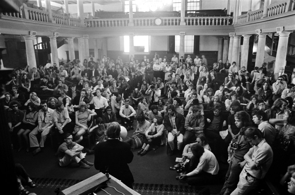 Studenten bezetten de aula op het Spui, Amsterdam, opnieuw Ton Regtien (op de ru, Bestanddeelnr 922-5181