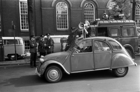 Studenten verlaten Maagdenhuis, Amsterdam overvalwagen, Bestanddeelnr 922-4067