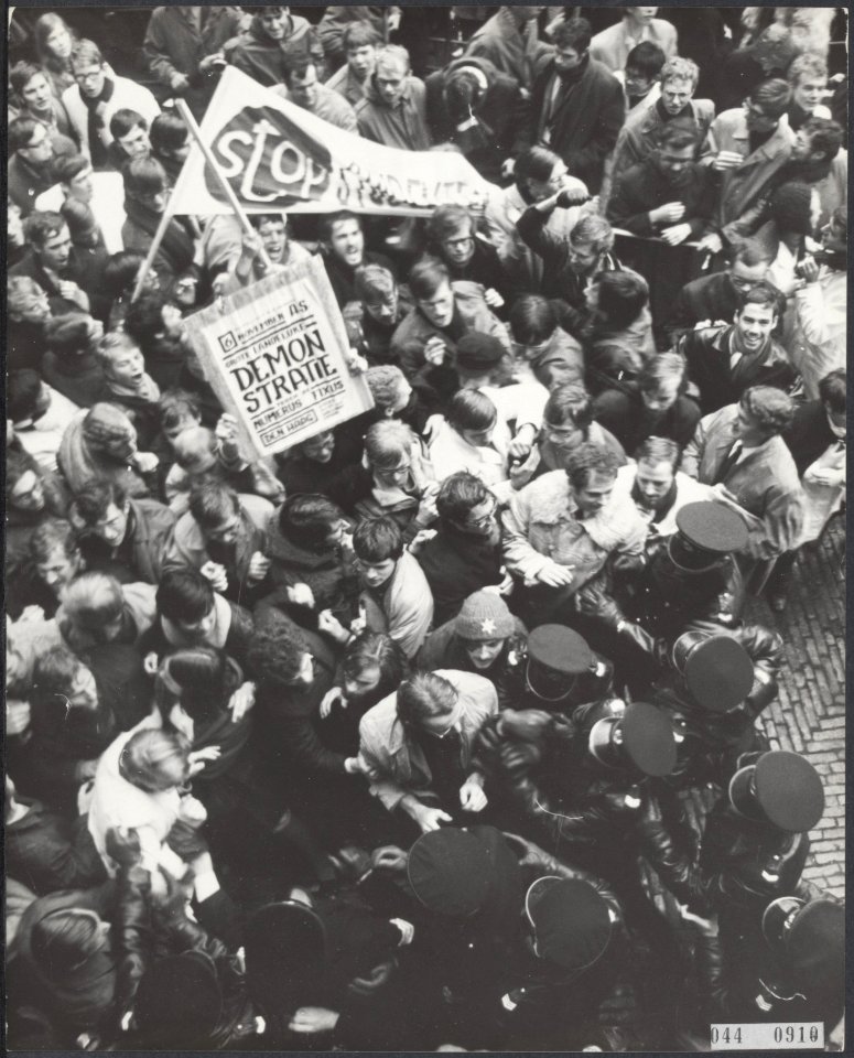 Studenten, rellen, politie, parlementsgebouwen, Bestanddeelnr 044-0910