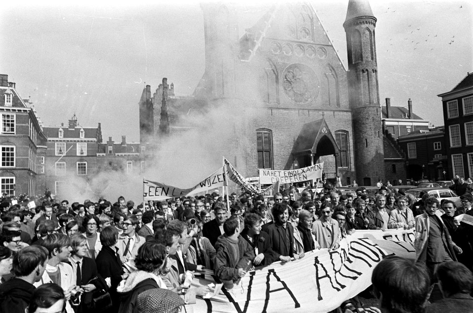 Studenten arriveren met spandoeken en rookbommen op het Haagse Binnenhof, Bestanddeelnr 919-6083