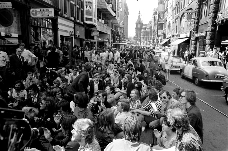 Studenten bezetten de aula op het Spui, Amsterdam, opnieuw Ton Regtien met megaf, Bestanddeelnr 922-5185
