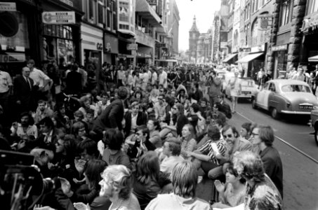 Studenten bezetten de aula op het Spui, Amsterdam, opnieuw Ton Regtien met megaf, Bestanddeelnr 922-5185