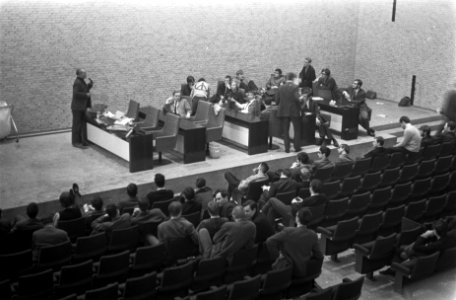 Studenten van Hoge School Tilburg bezetten aula felle discussies tussen de stude, Bestanddeelnr 922-1944