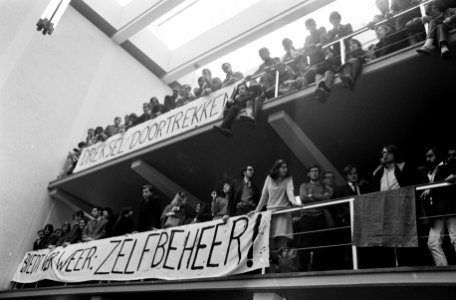 Studenten vergaderen in de hal van de Oudemanhuispoort, Amsterdam overzicht, Bestanddeelnr 922-1362