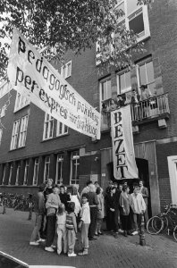 Studenten bezetten Pedagogische Didactisch Instituut in Amsterdam uit protest te, Bestanddeelnr 933-7876