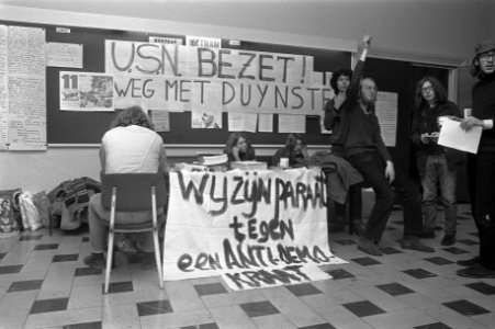 Studenten bezetten aula Universiteit in Nijmegen, bezetters in aula met spandoek, Bestanddeelnr 925-9884