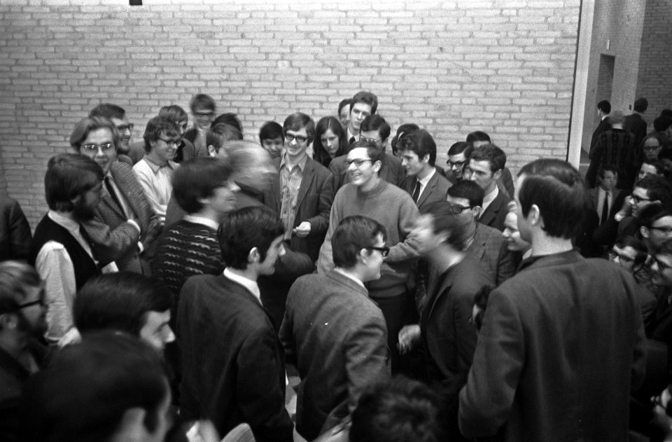 Studenten van Hoge School Tilburg bezetten aula felle discussies tussen de stude, Bestanddeelnr 922-1949