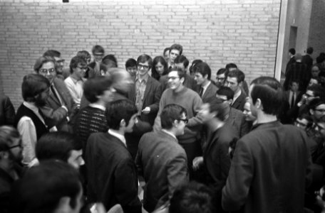 Studenten van Hoge School Tilburg bezetten aula felle discussies tussen de stude, Bestanddeelnr 922-1949