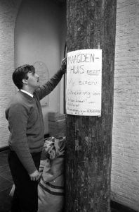 Studenten bezetten Maagdenhuis te Amsterdam prof. Belinfante op de balustrade, Bestanddeelnr 922-4065