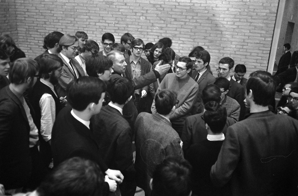 Studenten van Hoge School Tilburg bezetten aula felle discussies tussen de stude, Bestanddeelnr 922-1943