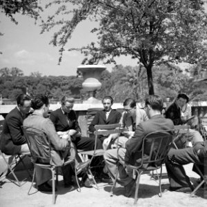 Studenten in gesprek in de Jardin du Luxembourg, Bestanddeelnr 254-2142