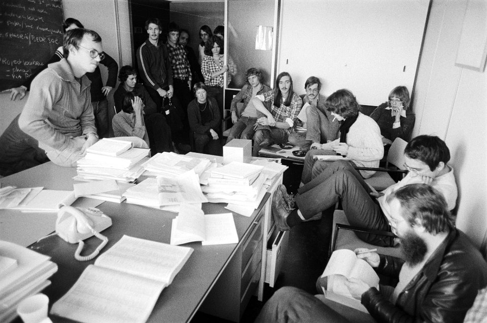 Studenten in bezette sociale faculteit Erasmus Universiteit in Rotterdam, Bestanddeelnr 930-0199