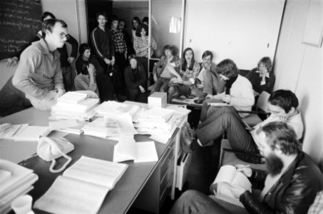 Studenten in bezette sociale faculteit Erasmus Universiteit in Rotterdam, Bestanddeelnr 930-0199