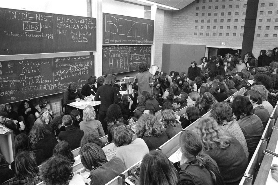 Studenten houden Vrije Universiteit van Amsterdam bezet uit protest tegen verkie, Bestanddeelnr 925-4064