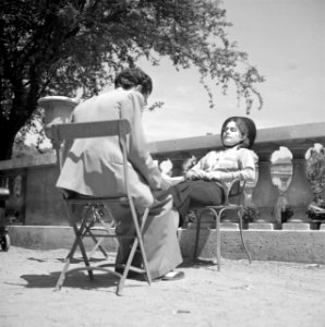 Studenten in de zon, in het park Jardin du Luxembourg, Bestanddeelnr 254-2122