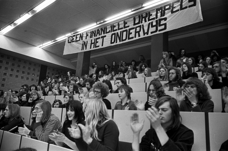 Studenten houden Vrije Universiteit te Amsterdam nog bezet vergadering, Bestanddeelnr 926-2182
