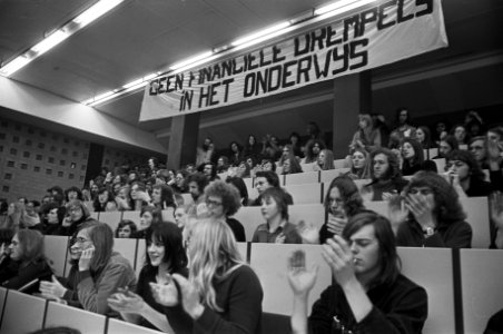 Studenten houden Vrije Universiteit te Amsterdam nog bezet vergadering, Bestanddeelnr 926-2182