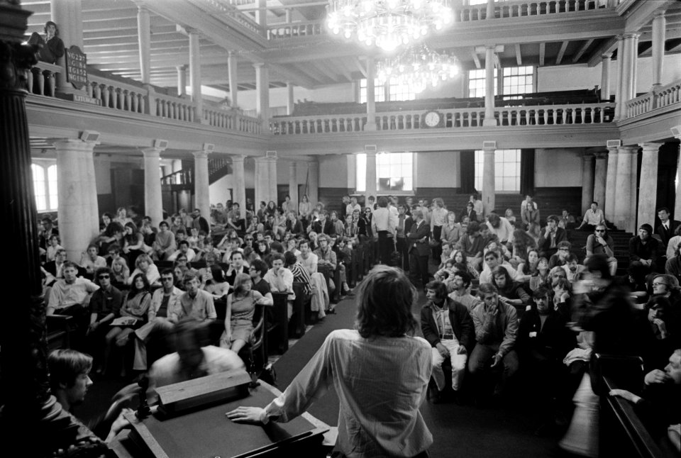 Studenten bezetten de aula op het Spui, Amsterdam, opnieuw Ton Regtien met megaf, Bestanddeelnr 922-5184