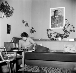 Studente op het bed in een kamer in het studentenhuis, Bestanddeelnr 252-8922