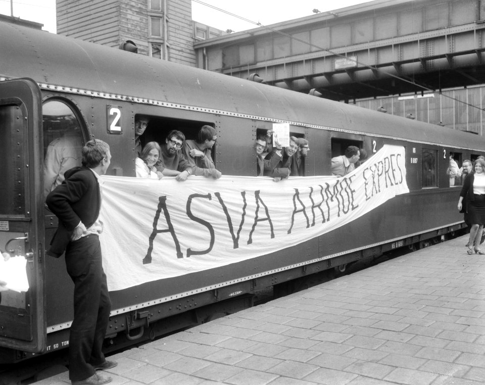 Studenten, betogingen, spandoeken, treinen, Bestanddeelnr 919-6112