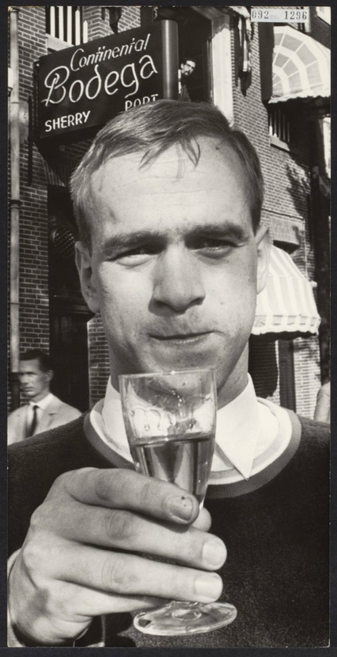 Studenten, portretten, dranken, Theunissen T., Continental Bodega, Bestanddeelnr 092-1296