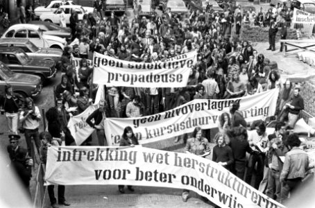 Studenten, demonstraties, spandoeken, reorganisaties, onderwijs, Bestanddeelnr 927-8999