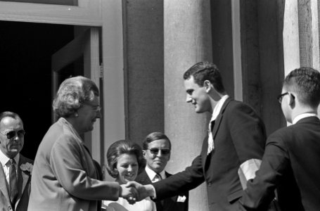 Studenten feliciteren koningin Juliana, Bestanddeelnr 919-0969