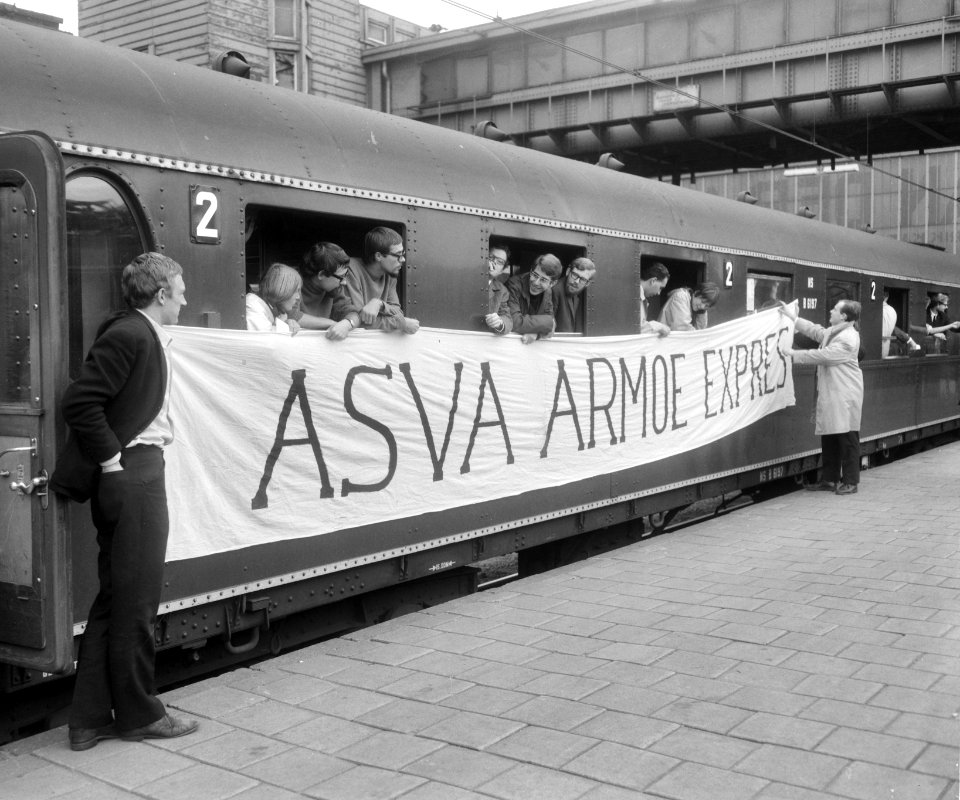 Studenten, betogingen, spandoeken, treinen, Bestanddeelnr 919-6113